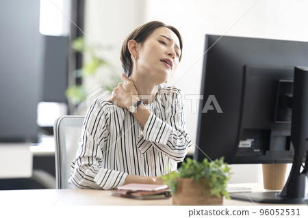 肩膀僵硬的女人 96052531