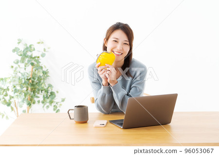 Woman with a wallet 96053067