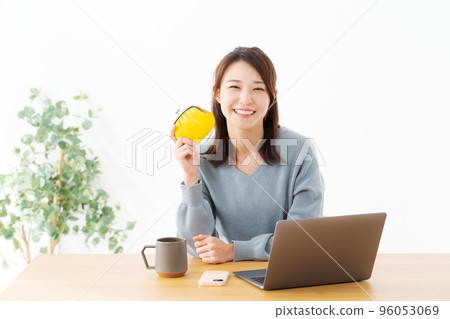 Woman with a wallet 96053069