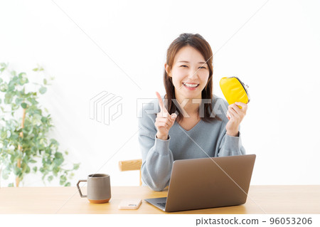 Woman with a wallet 96053206