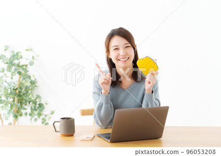 Woman with a wallet 96053208