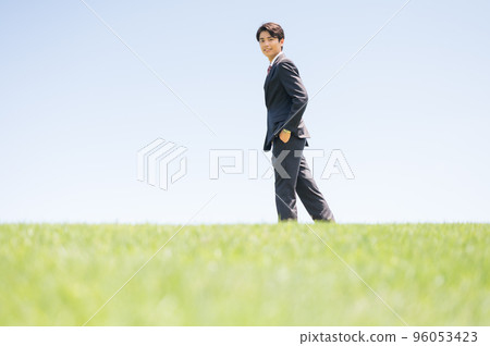 走在戶外的年輕商人 走在戶外的年輕商人 96053423