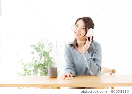 一個女人聽音樂 一個女人聽音樂 96053513