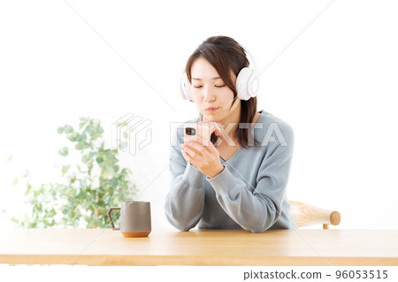 一個女人聽音樂 96053515