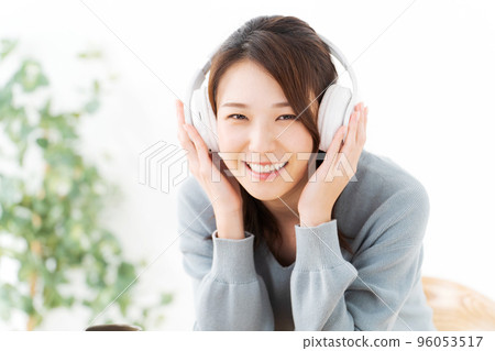 一個女人聽音樂 96053517