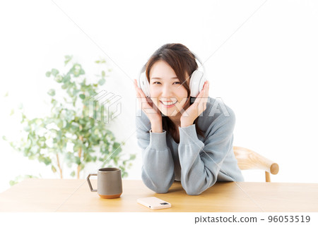 一個女人聽音樂 一個女人聽音樂 96053519