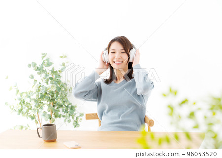 一個女人聽音樂 一個女人聽音樂 96053520