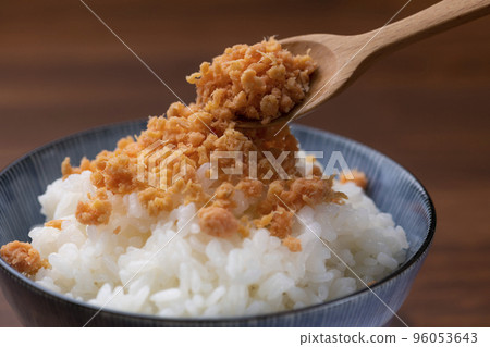 吃三文魚片配白米飯 吃三文魚片配白米飯 96053643