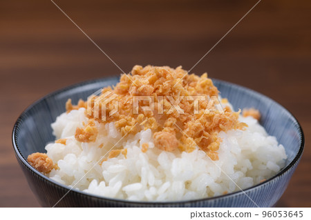 吃三文魚片配白米飯 吃三文魚片配白米飯 96053645