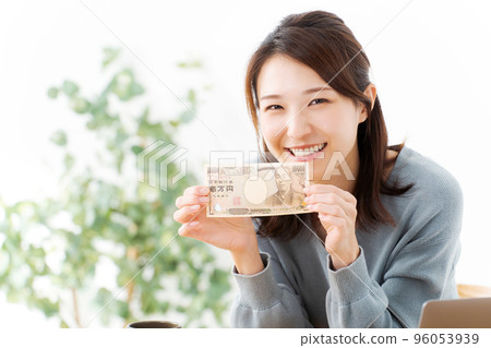 拿著票據的婦女 96053939