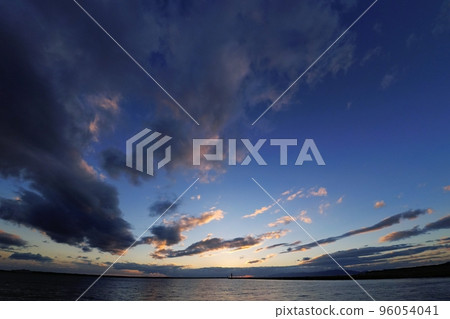 夕陽下云層呈放射狀蔓延的海港夜景・超廣角・天空為主・221018pm 夕陽下云層呈放射狀蔓延的海港夜景・超廣角・天空為主・221018pm 96054041
