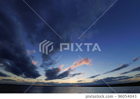 Evening view of the harbor with radially spreading clouds at sunset・Super wide angle・Sky mainly・221018pm Evening view of the harbor with radially spreading clouds at sunset・Super wide angle・Sky mainly・221018pm 96054043