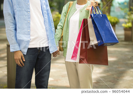 Young couple enjoying shopping 96054044