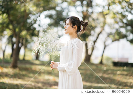 禮服的婦女，自然庭院婚禮 96054069
