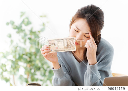 A woman holding a bill 96054159