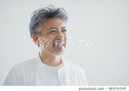 Gray hair man 96054349