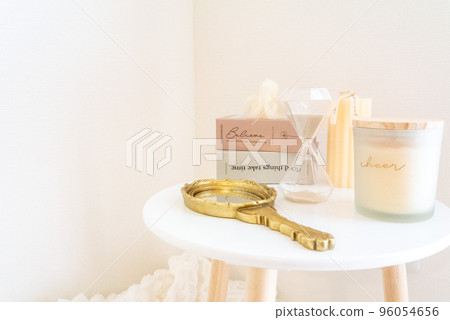 擁有時尚內飾的白色房間 擁有時尚內飾的白色房間 96054656