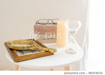 擁有時尚內飾的白色房間 擁有時尚內飾的白色房間 96054658