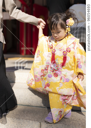 A 3-year-old girl wearing a kimono who visits Shichigosan at a shrine 96054693