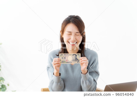 拿著票據的婦女 96054840