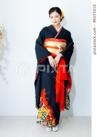 黑色長袖和服的女人 黑色長袖和服的女人 96055018