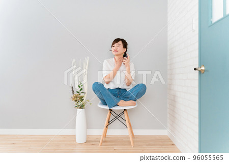 亞洲女性照鏡子(頸部)護膚 亞洲女性照鏡子(頸部)護膚 96055565