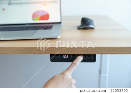 Hand adjustment Ergonomic electric desk or Adjustable height table when working long time for Good posture to avoid Office syndrome, Back Pain, shoulder ache, scapular, fibromyalgia, Neck, piriformis Hand adjustment Ergonomic electric desk or Adjustable height table when working long time for Good posture to avoid Office syndrome, Back Pain, shoulder ache, scapular, fibromyalgia, Neck, piriformis 96055795