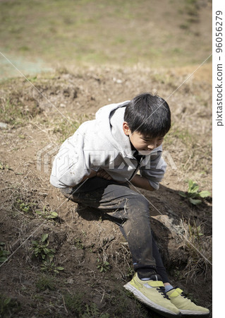 Boy falling and hurting 96056279