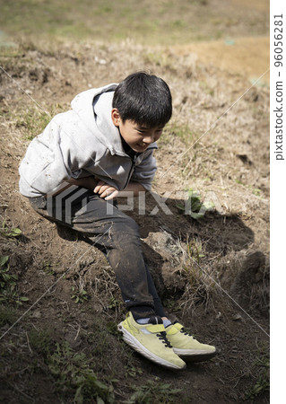 男孩跌倒受傷 男孩跌倒受傷 96056281
