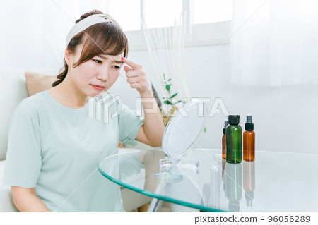 Japanese woman who is worried about eyebrows and eyebrows while making up Japanese woman who is worried about eyebrows and eyebrows while making up 96056289