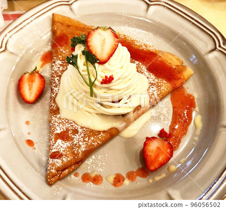 Strawberry crepe 96056502