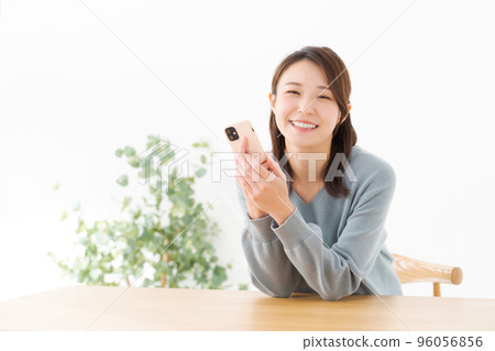 一個女人用手機 一個女人用手機 96056856