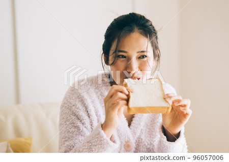 一個女人在吃麵包 96057006