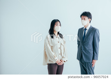 戴口罩的男女 戴口罩的男女 96057024