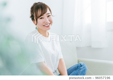 在家沙發上放鬆時微笑的日本女性看著相機的簡介 在家沙發上放鬆時微笑的日本女性看著相機的簡介 96057196