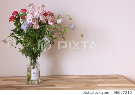 flowers in easy vase flowers in easy vase 96057210