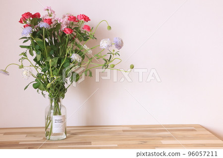 簡單的花瓶裡的花 簡單的花瓶裡的花 96057211