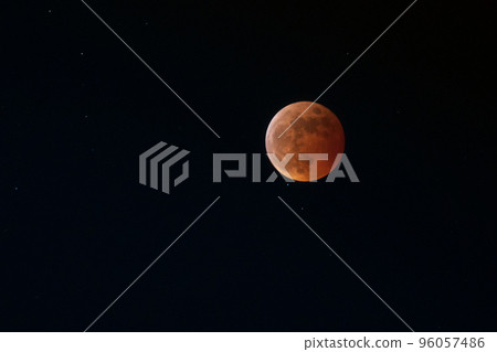 2022 年 11 月 8 日的月全食和天王星全食 96057486