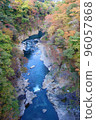 Fall foliage in Yamba Dam Valley 96057868