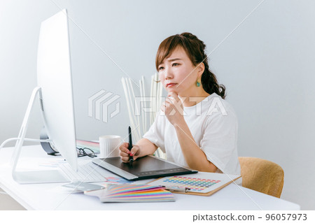 被想法困擾的設計師女性(低迷) 被想法困擾的設計師女性(低迷) 96057973