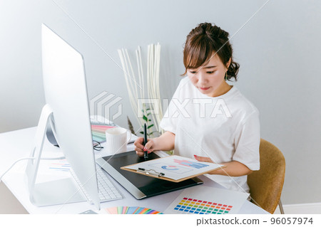 一邊看數據一邊思考營銷的設計師女性 一邊看數據一邊思考營銷的設計師女性 96057974