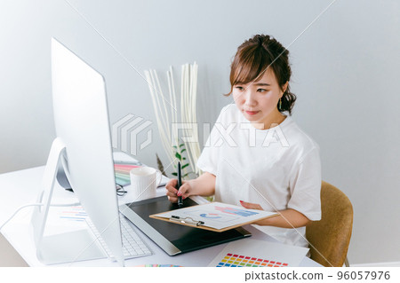 一邊看數據一邊思考營銷的設計師女性 一邊看數據一邊思考營銷的設計師女性 96057976