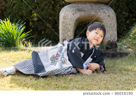 一名 5 歲的日本男孩穿著袴在七鄉山拍攝紀念照 一名 5 歲的日本男孩穿著袴在七鄉山拍攝紀念照 96058190