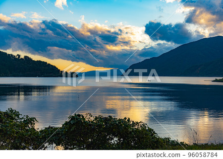 奧琵琶湖的夕陽 96058784