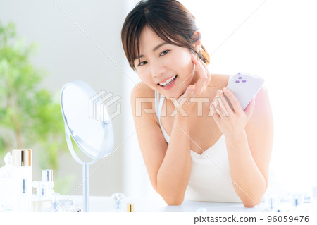 Female beauty beauty make-up smartphone skin care 96059476