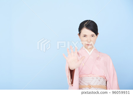 A woman in a kimono that puts out her hand and stops it 96059931