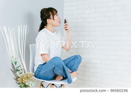 日本女人噴她的喉嚨 日本女人噴她的喉嚨 96060296