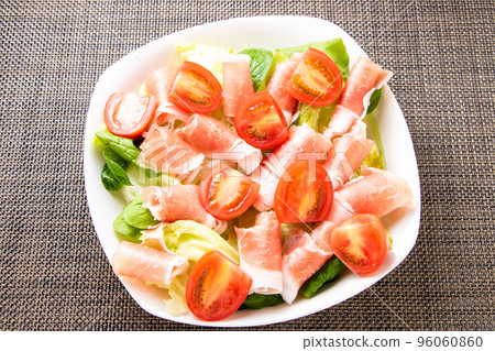 生火腿和迷你番茄沙拉。 生火腿和迷你番茄沙拉。 96060860