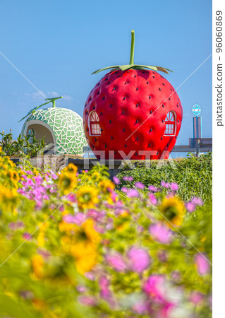 Fruit bus stop Strawberry and melon bus stop [Konagaicho, Isahaya City, Nagasaki Prefecture] 96060869