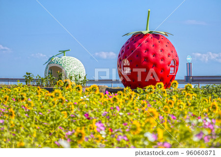 Fruit bus stop Strawberry and melon bus stop [Konagaicho, Isahaya City, Nagasaki Prefecture] 96060871